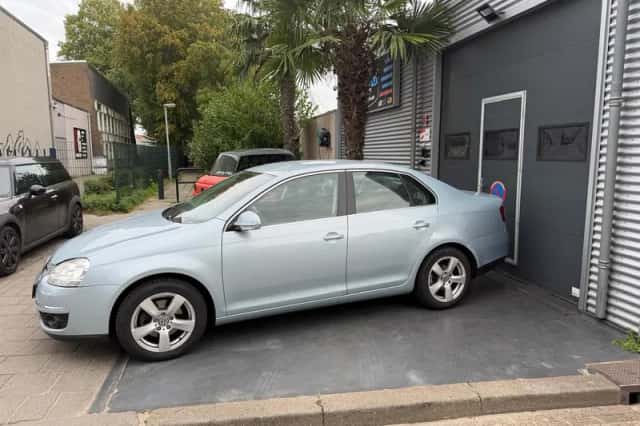 Volkswagen Jetta (2009) thumbnail 1