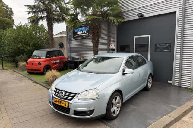 Volkswagen Jetta (2009) thumbnail 2
