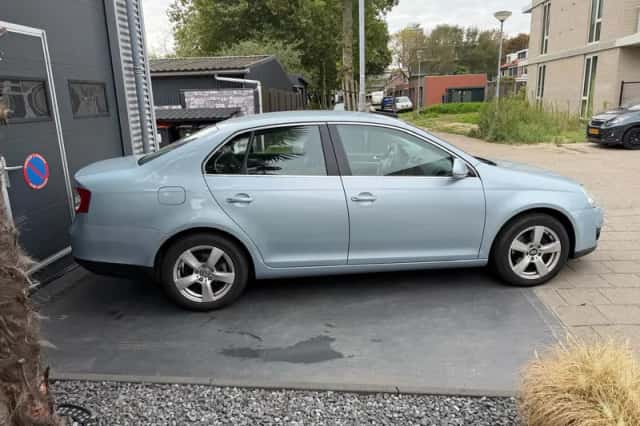 Volkswagen Jetta (2009) thumbnail 3