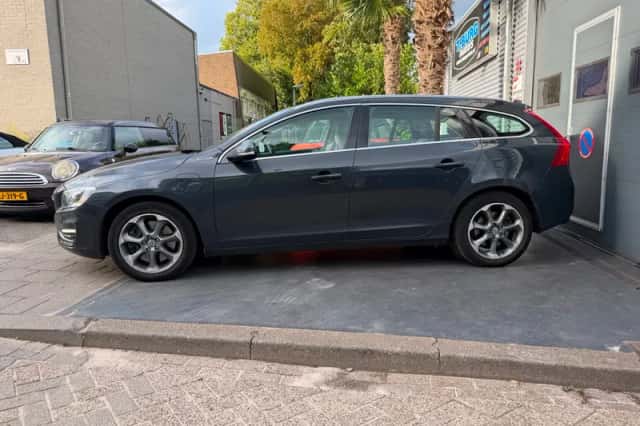 Volvo V60 (2013) thumbnail 2