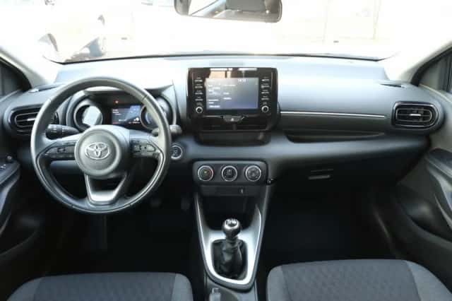 Toyota Yaris (2021) thumbnail 3