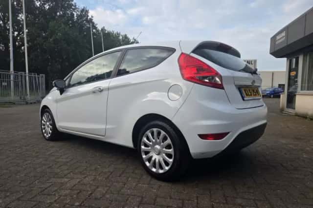 Ford Fiesta (2011) thumbnail 3