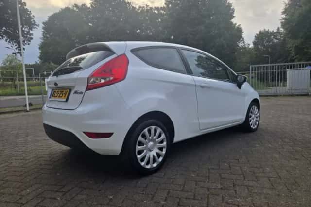 Ford Fiesta (2011) thumbnail 4