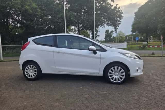 Ford Fiesta (2011) thumbnail 6