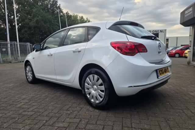 Opel Astra (2015) thumbnail 2