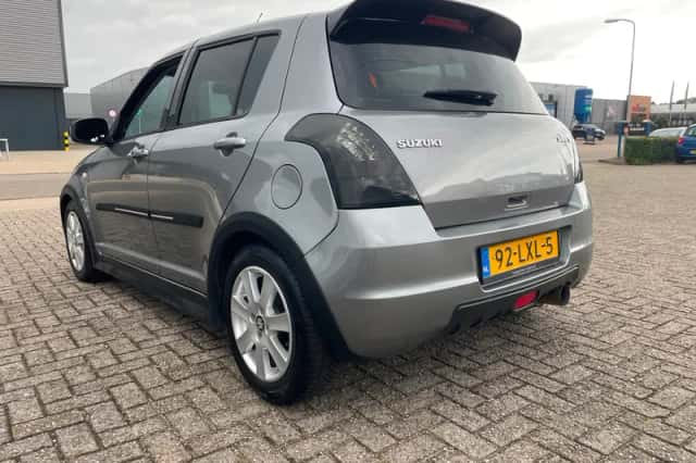 Suzuki Swift (2010) thumbnail 3