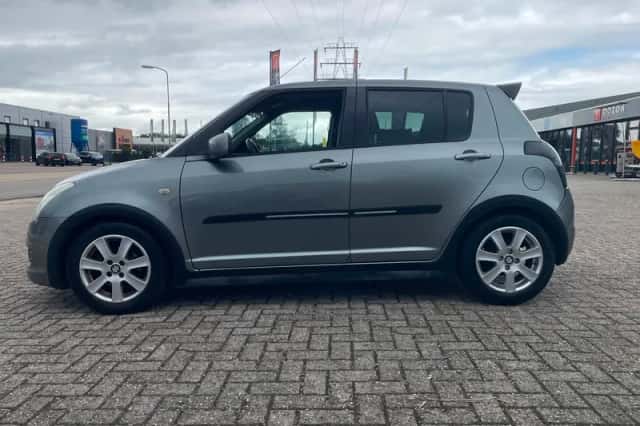 Suzuki Swift (2010) thumbnail 4