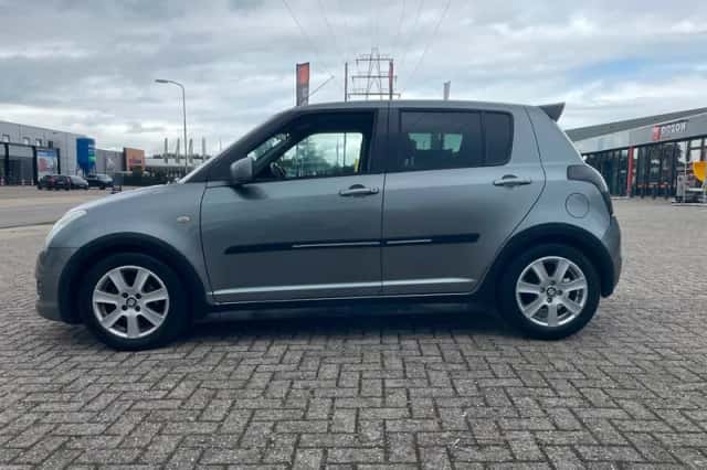 Suzuki Swift (2010) thumbnail 5