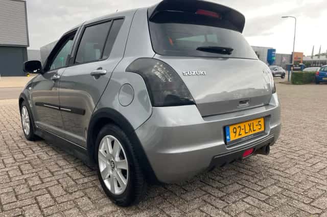 Suzuki Swift (2010) thumbnail 6