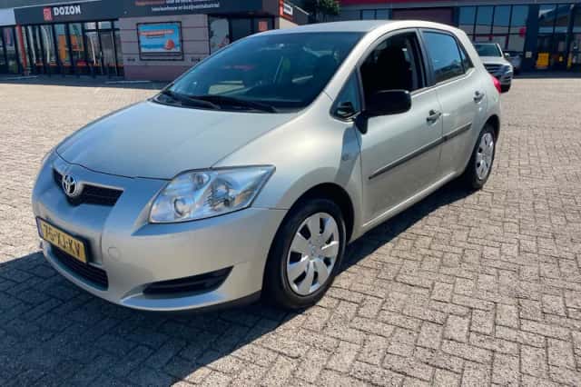 Toyota Auris (2007) thumbnail 2