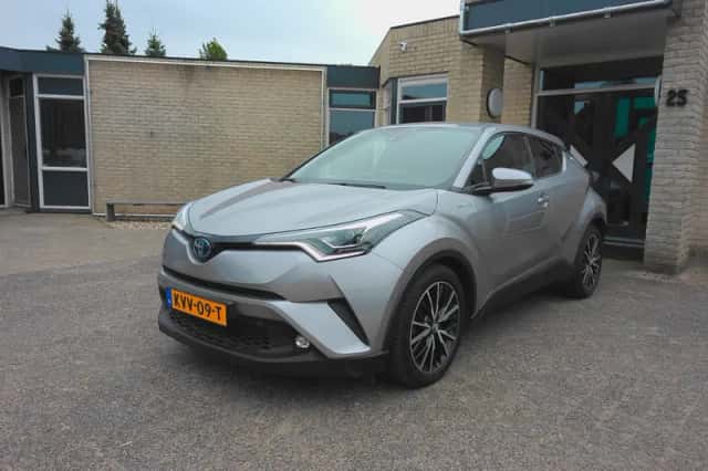 Toyota C-HR (2018) thumbnail 1