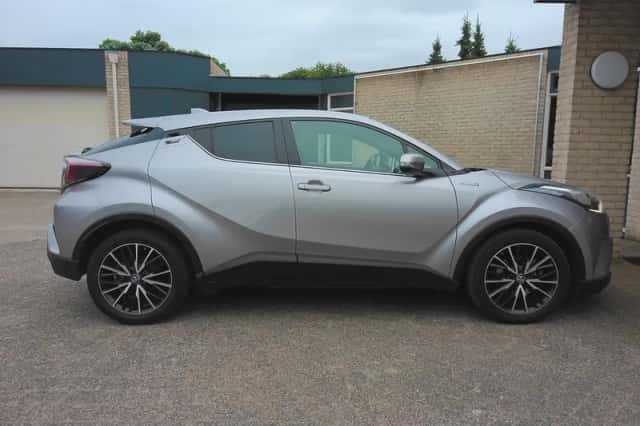 Toyota C-HR (2018) thumbnail 6