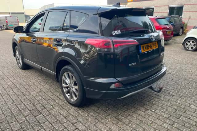 Toyota RAV4 (2016) thumbnail 2