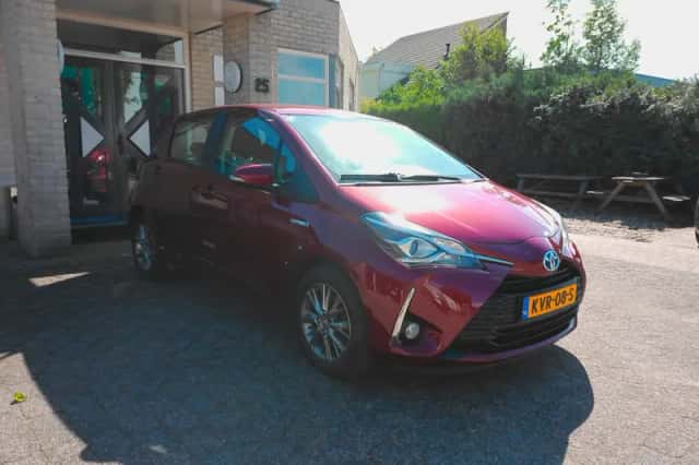 Toyota Yaris (2017) thumbnail 3