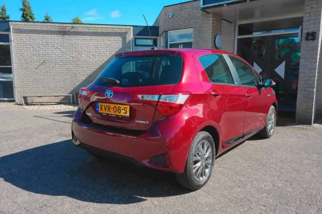 Toyota Yaris (2017) thumbnail 5