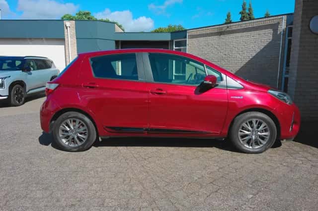 Toyota Yaris (2017) thumbnail 6