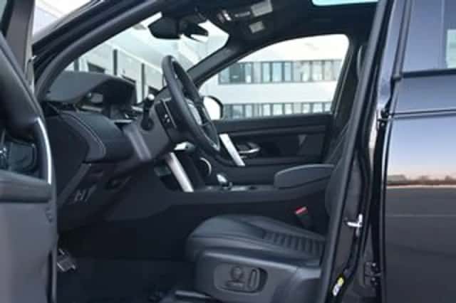 Land Rover Discovery Sport (2026) thumbnail 2