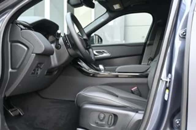 Land Rover Range Rover Velar (2026) thumbnail 2