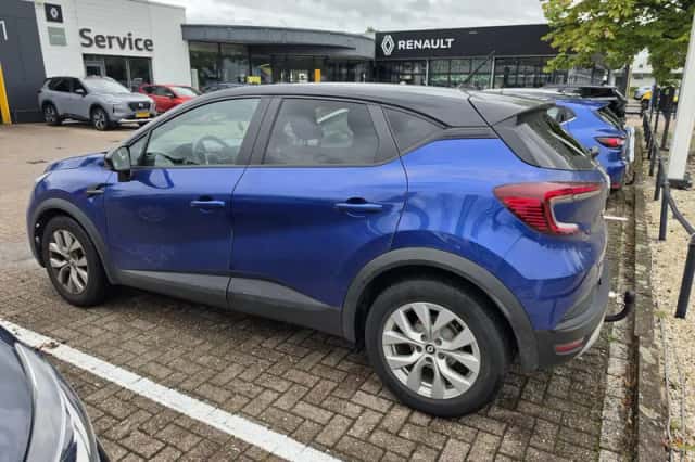 Renault Captur (2022) thumbnail 3