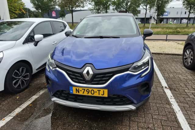 Renault Captur (2022) thumbnail 5
