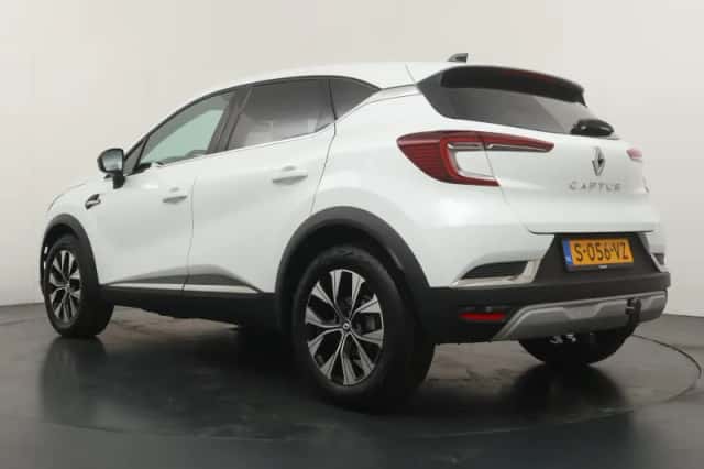 Renault Captur (2023) thumbnail 3