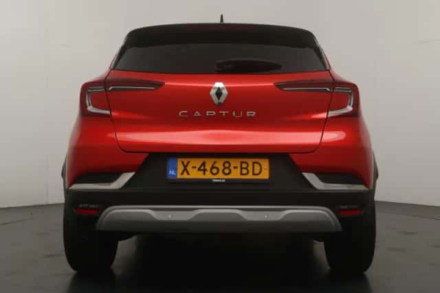 Renault Captur (2023) thumbnail 4