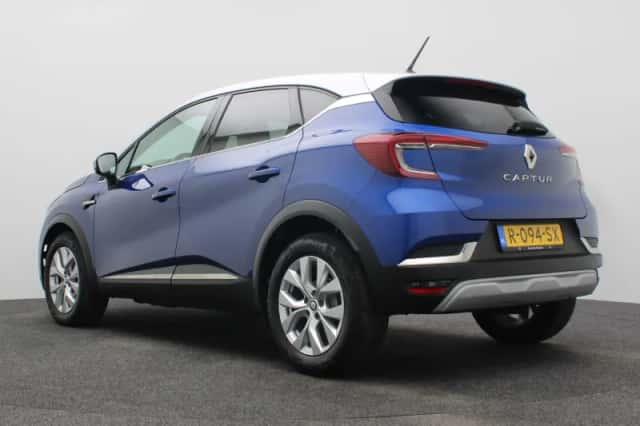 Renault Captur (2022) thumbnail 3