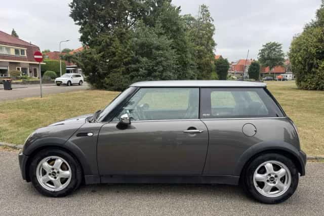 MINI Cooper (2006) thumbnail 3