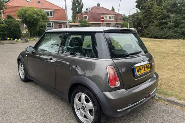 MINI Cooper (2006) thumbnail 4
