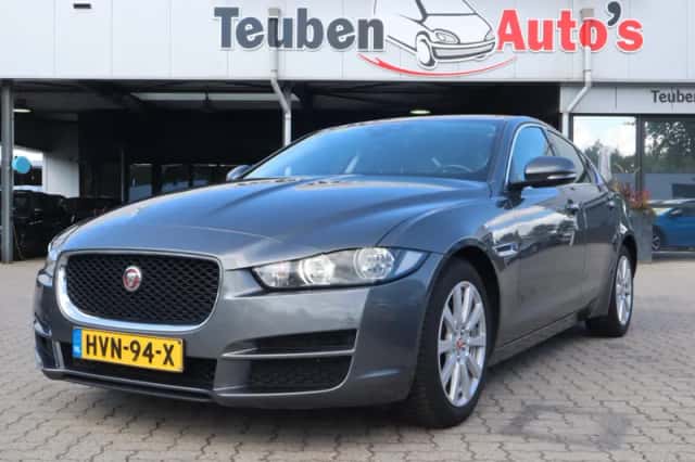 Jaguar XE (2016) thumbnail 1