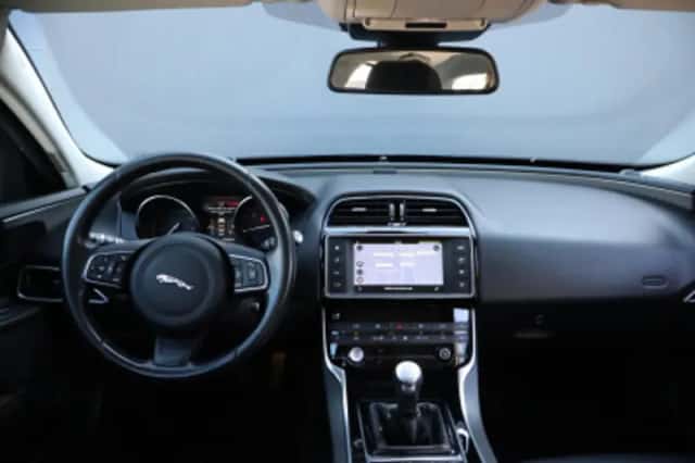 Jaguar XE (2016) thumbnail 4