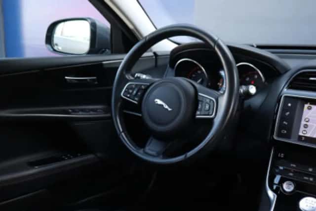 Jaguar XE (2016) thumbnail 5