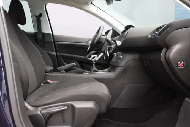 Peugeot 308 (2013) thumbnail 3