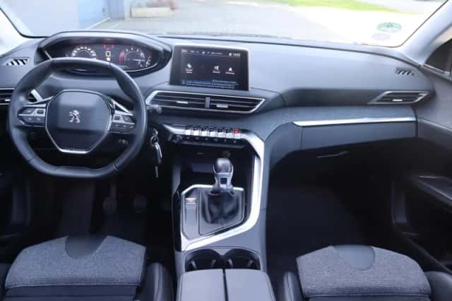 Peugeot 5008 (2017) thumbnail 3