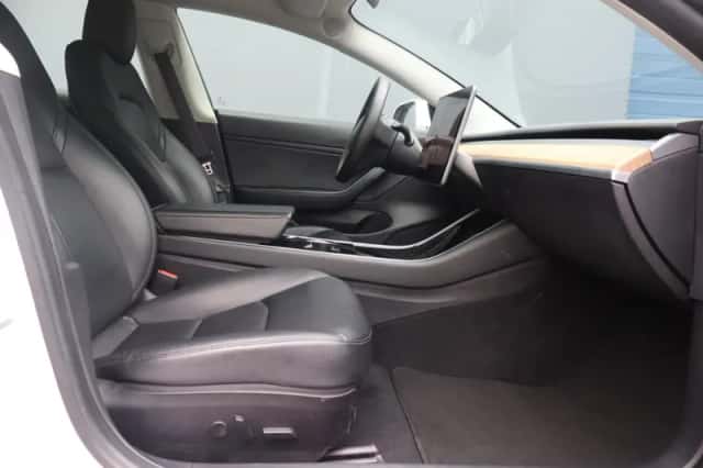 Tesla Model 3 (2020) thumbnail 3