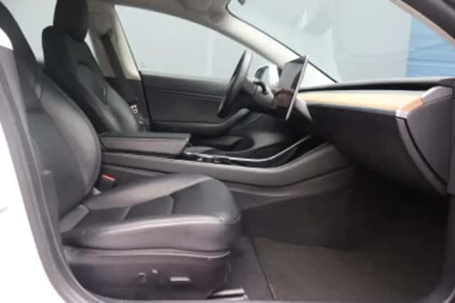 Tesla Model 3 (2020) thumbnail 3