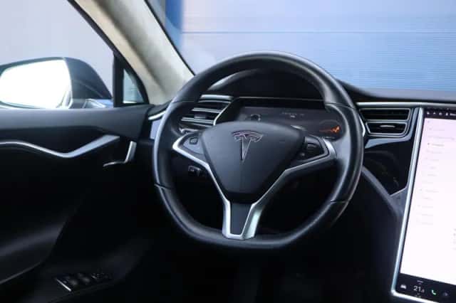 Tesla Model S (2016) thumbnail 6