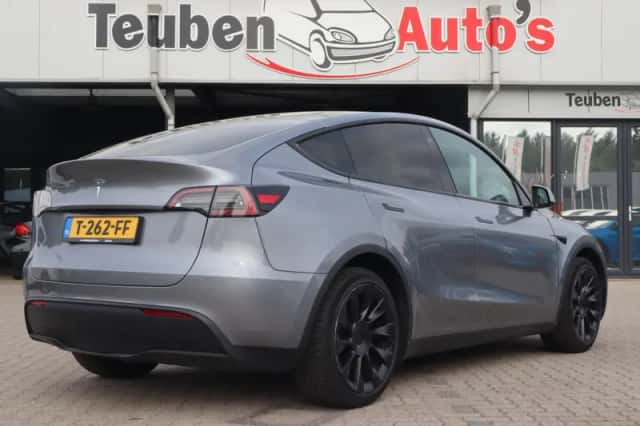Tesla Model Y (2023) thumbnail 2
