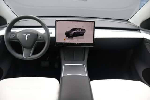 Tesla Model Y (2023) thumbnail 3