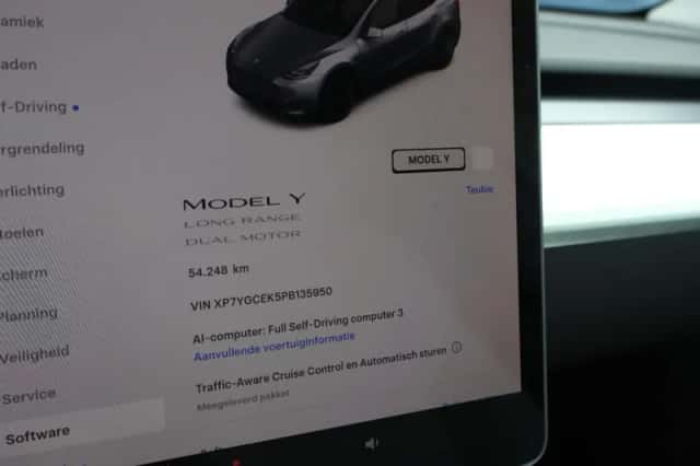 Tesla Model Y (2023) thumbnail 5