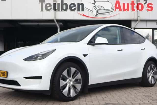 Tesla Model Y (2022) thumbnail 1