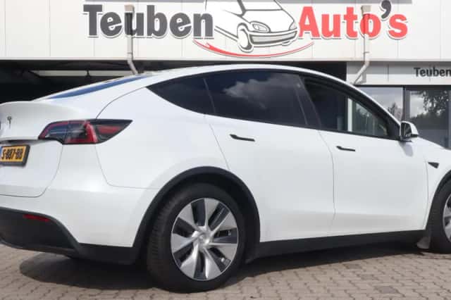 Tesla Model Y (2022) thumbnail 2