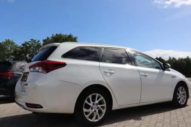 Toyota Auris (2017) thumbnail 2