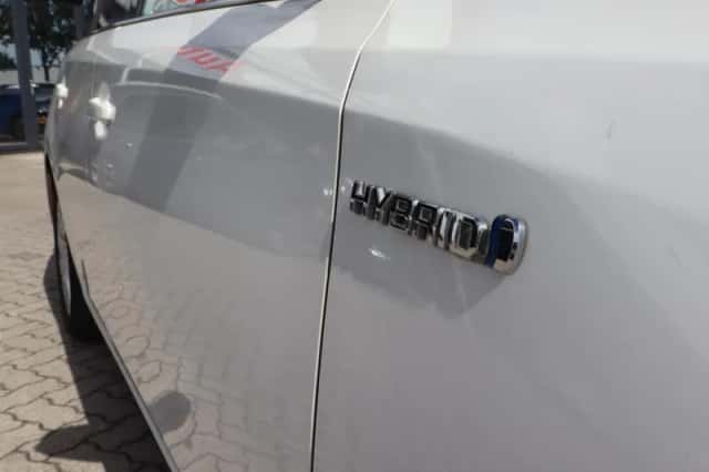 Toyota Auris (2017) thumbnail 3