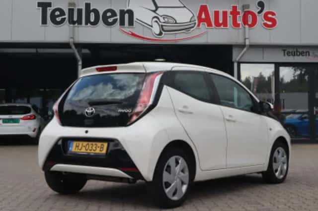 Toyota Aygo (2015) thumbnail 2