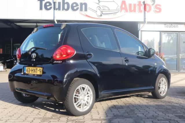 Toyota Aygo (2009) thumbnail 2