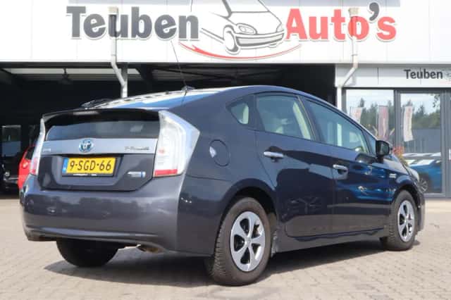 Toyota Prius (2013) thumbnail 2