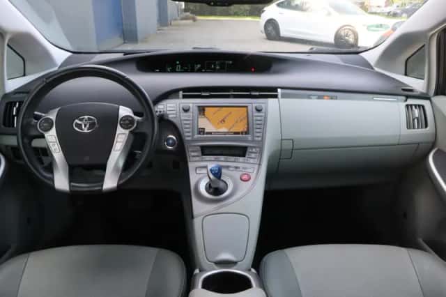 Toyota Prius (2013) thumbnail 3