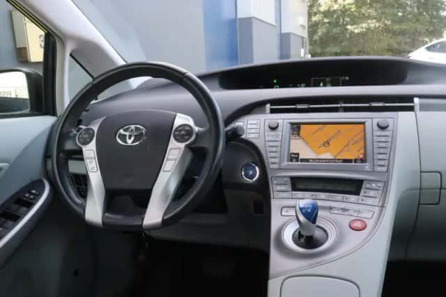 Toyota Prius (2013) thumbnail 6