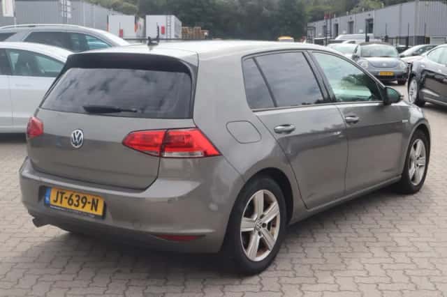 Volkswagen Golf (2016) thumbnail 2
